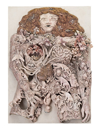 Niki de Saint Phalle, L’Accouchement rose, 1964. Plâtre, peinture, objets divers, fibres textiles et grillage sur panneau de bois, 219 x 152 x 40 cm , Moderna Museet, Stockholm. Donation de l’artiste, 1964. © 2025 Niki Charitable Art Foundation / Adagp, Paris. Photo © Moderna Museet, Stockholm.