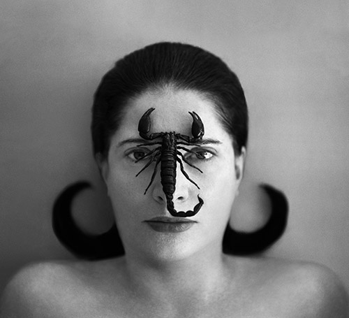 Marina Abramovic, Portrait with Scorpion (Open Eyes), 2005. Tirage argentique, 118,5 x 128 cm. Courtesy of the Marina Abramovic, Archives. © Marina Abramovic. © Adagp, Paris 2025.