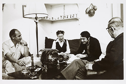 Réunion de travail pour Les Temps modernes chez Simone de Beauvoir, avec Jacques-Laurent Bost, Claude Lanzmann et Jean-Paul Sartre, 1969. Photographe Claude Lemant. Collection Sylvie Le Bon de Beauvoir.