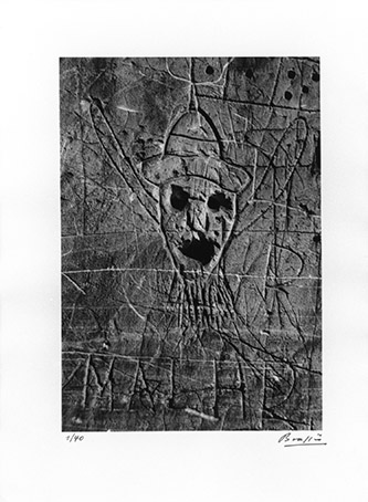 Brassaï, Tête de clown, de l’ensemble Graffiti (de la série VIII La Magie), 1946, Collection Frac Bretagne. © Florian Kleinefenn.