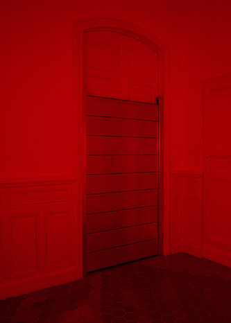 Alexandre Khondji, Dams, 2021. Barrière anti-inondation. 200 x 113 x 8 cm. LUMA Arles, France. @ Alexandre Khondji.