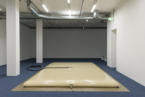Alexandre Khondji, Reservoir, 2025. Réservoir souple, eau, raccords, tuyau, bâche. 700 × 380 × 35 cm. Museum für Moderne Kunst (MMK), Francfort-sur-le Main, Allemagne. @ Frank Sperling.