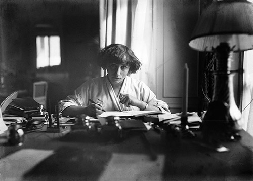 Colette en 1910, photo de Maurice-Louis Branger. Crédit photo : Maurice-Louis Branger / Roger Viollet.