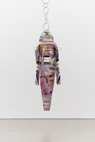 Mathilde Denize, Sound of Figure, 2025. Acrylique et aquarelle sur toile, béton, métal. Dimensions variables. Photo : Erwan Fichou. © Mathilde Denize / Adagp, Paris, 2025. Courtesy de l’artiste et de la galerie Perrotin.