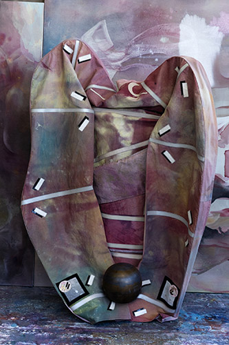 Mathilde Denize, Sound of Figures, 2025. Acrylique et aquarelle sur toile, céramique émaillée, feutre, cuir, 125 x 135 cm. Photo : Erwan Fichou. © Mathilde Denize / Adagp, Paris, 2025. Courtesy de l’artiste et de la galerie Perrotin.