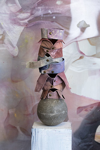 Mathilde Denize, Sound of Figure , 2024. Acrylique et aquarelle sur toile, cuir, vinyle, daim, jean, kraft, métal, 207 x 58 x 33 cm / Unique #83934. Saint-Ouen France - Artist Studio. Photo : Guillaume Zicarelli. © Mathilde Denize / Adagp, Paris, 2025. Courtesy de l’artiste et de la galerie Perrotin.