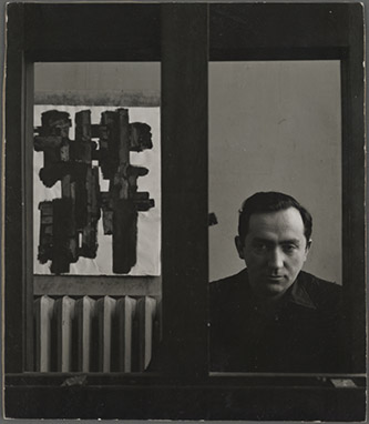 Guy Bourdin, Pierre Soulages dans son atelier, 11bis rue Schoelcher, Paris, 1953. Photographie, 21 x 14,8 cm. Collection particulière. © The Guy Bourdin Estate. © Adagp, Paris, 2025.