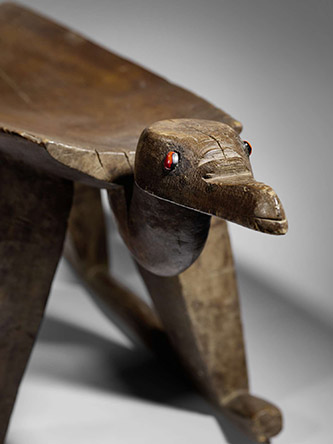 Banc bicéphale, N° inventaire 71.1932.9.5. 1900 – 1930. Bois de carapa. Taillé d'une seule pièce au moyen du sabre et du couteau de traite. 95 x 35 x 20 cm. Population, Teko. © musée du quai Branly - Jacques Chirac, photo Pauline Guyon.