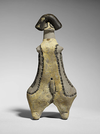 Figurine anthropomorphe, N° inventaire 71.1930.32.245. Jouet fait par les femmes pour les petites filles. La ligne pointillée est obtenue en tirant un bâtonnet dans l'argile et en le faisant tourner à intervalles réguliers. Les demi-cercles sur le visage représentent le tatouage clanique des Karaja. En argile crue modelée et cire, 13 x 6,5 x 4 cm, 131 g. Amérique, Brésil,  Amérique du Sud Fontura (village). © musée du quai Branly - Jacques Chirac, photo Pauline Guyon.