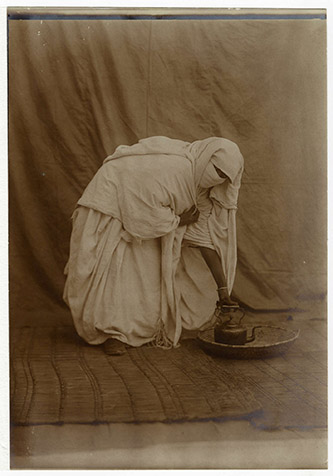 Gaétan Gatian de Clérambault, Sans titre (Etude des drapés marocains), 1918-1919. N° inventaire PP0164302. Tirage sur papier baryté, 17,7 x 12,1 cm. Afrique, Maroc Fès (ville). © musée du quai Branly - Jacques Chirac Clérambault, Gaëtan Gatian de © musée du quai Branly - Jacques Chirac.