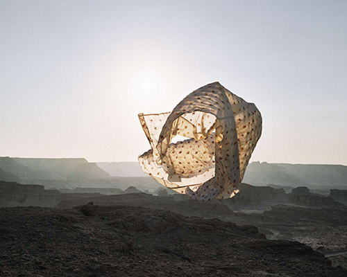 Hoda Afshar, Speak the wind, 2015 – 2020. Référence 2020_10_12_Hoda_Pt2-S1-0003. Tirages photographiques jet d’encre. © Courtesy de l’artiste et de la Galerie Milani, Brisbane, Australie.
