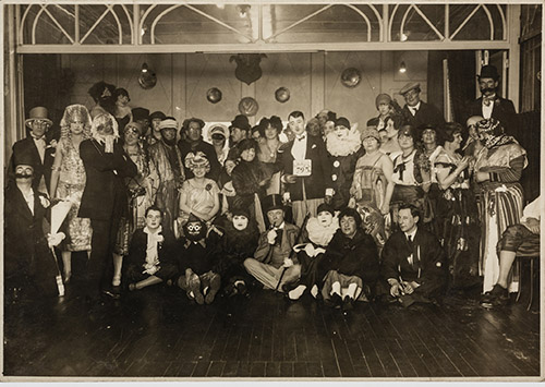 Marc Louis RenĂ© Vaux (1895-1971), Bal des noces dâargent de la Galerie B. Weill au restaurant Dagorno Ă La Villette, 28 dĂ©cembre 1926 » (Au centre, B. Weill porte un monocle) Photographie, 16,1 x 29 cm. Collection particuliĂšre. © photo : MusĂ©e dâOrsay/ Allison Bellido / © Centre Pompidou - MNAM / CCI â BibliothĂšque Kandinsky.