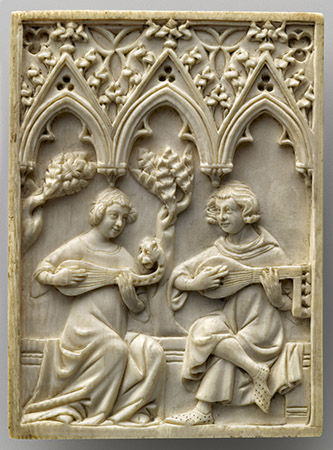 Plaquette d’ivoire : couple de musiciens. France, XIXe siècle. Ivoire d’éléphant. Paris, musée de Cluny - musée national du Moyen Âge. Cl. 1838. © GrandPalaisRmn (musée de Cluny - musée national du Moyen Âge) / Jean-Gilles Berizzi.