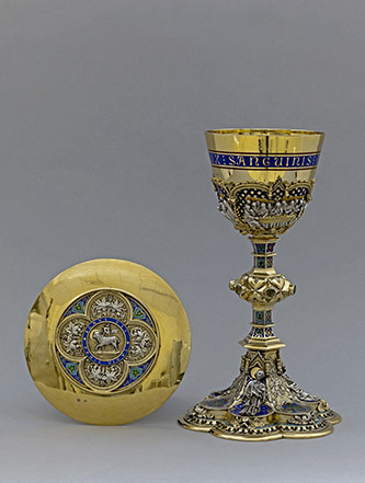 Trioullier et fils, Calice et patène, Paris, entre 1863 et 1875. Argent doré, émail, pierres semi-précieuses. Paris, Petit Palais, musée des Beaux-arts de la Ville de Paris. ODUT 1894. © Paris Musées / Petit Palais, musée des Beaux-Arts de la Ville de Paris.