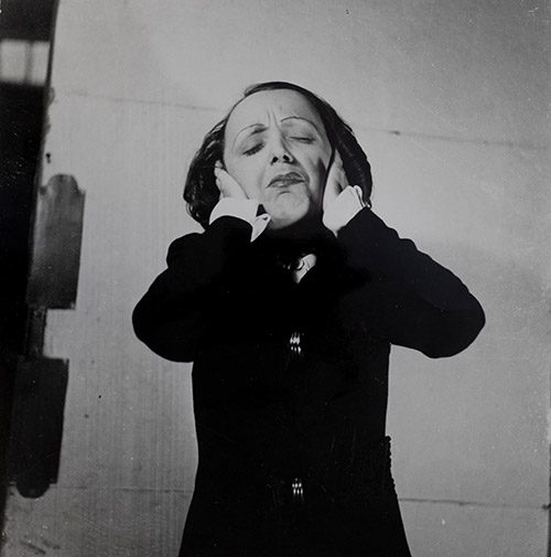 Gaston Paris, Edith Piaf enregistrant un disque. Paris, 1937. © Gaston Paris / BHVP / Roger-Viollet.