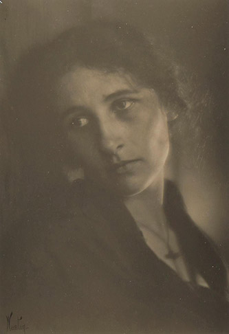 Edward Weston, Portrait of Enrique (Enrica, wearing a black cross, looking sideways), 1916-1919. © Center for Creative Photography, Arizona Board of Regents / Edward Weston, Adagp, Paris, 2025. Courtesy Wilson Centre for Photography.
