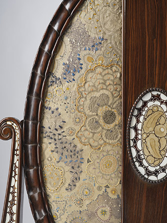 Clément Rousseau (1872-1950), décorateur. Van den Aker, ébéniste. Pare-feu, Paris, vers 1923. Ébène de Macassar, ivoire gravé et patiné, soie brodée. © Les Arts Décoratifs / Christophe Dellière.