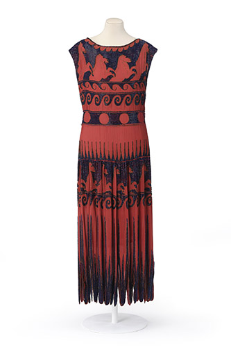Madeleine Vionnet, maison de couture. Marie-Louise Favot dite Yo (1895-1986), dessinatrice. Michonnet, maison de broderie. Robe dite Petits chevaux ou Vase grec Paris, collection hiver 1921. Crêpe de soie brodé de perles et de filets or. © Les Arts Décoratifs / Christophe Dellière.