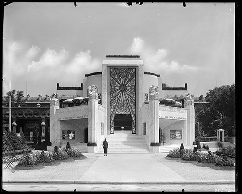 Albin Salaün (1876-1951), photographe, Pavillon La Maîtrise des Galeries Lafayette à l’Exposition internationale des arts décoratifs et industriels modernes Paris, 1925. Tirage gélatino-argentique. © Les Arts Décoratifs.