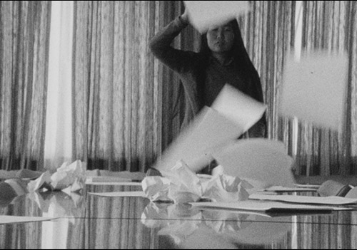 Theresa Hak Kyung Cha, Untitled (Paper), 1975. Vidéo still. Collection Université de Californie, Musée d’art de Berkeley et Archives cinématographiques du Pacifique.