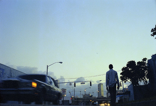 Adler Guerrier, Untitled (Flâneur) 2001/2025. Impression pigmentaire d’archives. 14 x 21 pouces. Courtesy de l’artiste et de Marisa Newman Projects.