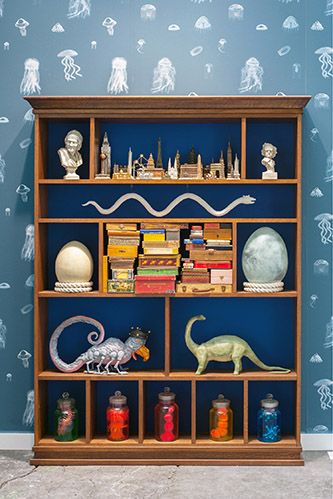 Mark Dion, Between Voltaire and Poe, 2016. Meuble en bois, boites à cigares, figurines, plastique, bocaux et bibelots, 208 × 147 × 25 cm. Courtesy Mark Dion & Galerie In Situ-fabienne leclerc (Grand Paris). Crédit photo : © Rafaele Fanelli.