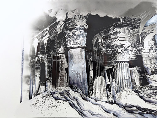 Guénaëlle de Carbonnières, Colonnes, Baalbek, Série Creuser l’image, 2025. Encres et gravure à la pointe sèche sur tirage argentique. Pièce unique. © DR.