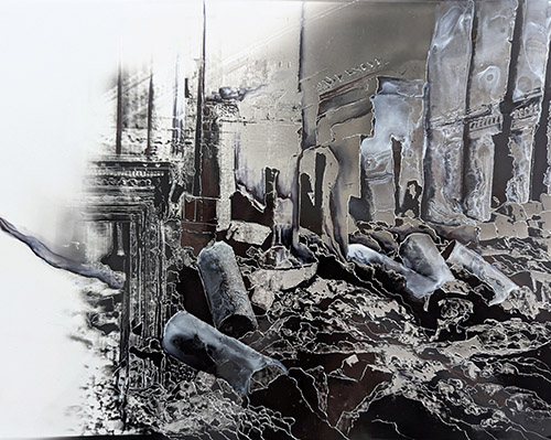 Guénaëlle de Carbonnières, Porte et débris, Baalbek, Série Creuser l’image, 2025. Encres et gravure à la pointe sèche sur tirage argentique. Pièce unique. © DR.