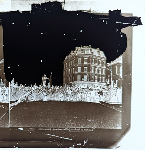 Anonyme, Reproduction d’une photographie de la barricade du boulevard Puebla, Vers 1871-1872. Plaque stéréoscopique (détail). © Les Arts Décoratifs.