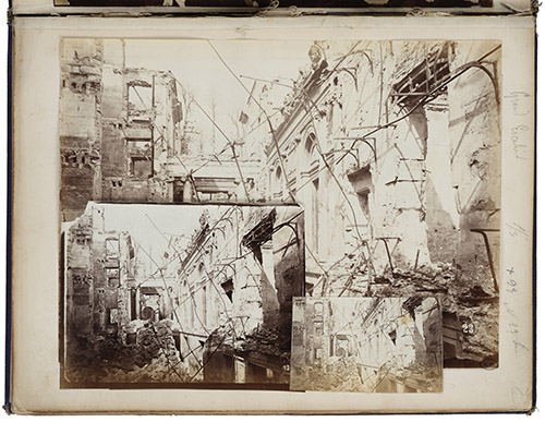 Franck de Villecholle, L’Escalier d’honneur du château de Saint‑Cloud, 1871-1872. Tirages sur papier albuminé contrecollés sur une page de l’album La Guerre. © Les Arts Décoratifs.