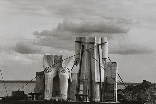 Sibylle Bergemann, Das Denkmal [Le Monument], Gummlin, Usedom, mai 1984 © Succession Sibylle Bergemann.