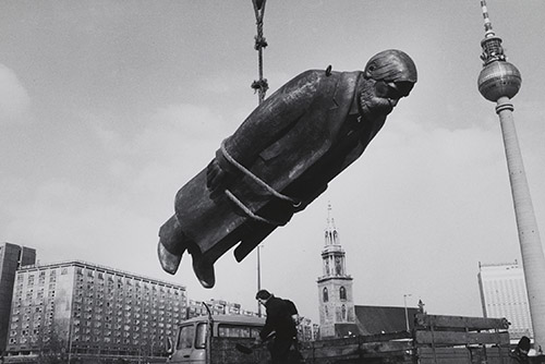Sibylle Bergemann, Das Denkmal [Le Monument], Berlin-Est, février 1986. © Succession Sibylle Bergemann.