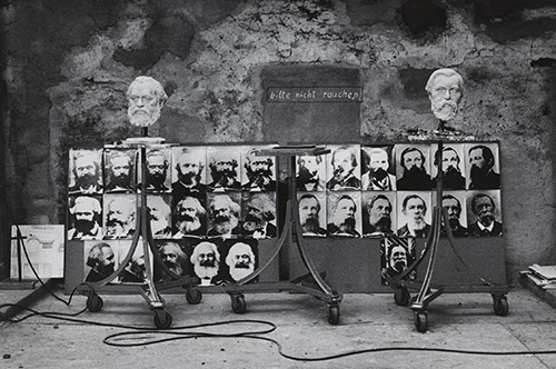 Sibylle Bergemann, Das Denkmal [Le Monument], Gummlin, Usedom, printemps 1976 © Succession Sibylle Bergemann.