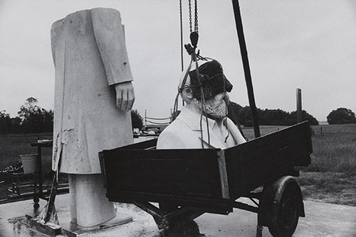 Sibylle Bergemann, Das Denkmal [Le Monument], Gummlin, Usedom, juillet 1985 © Succession Sibylle Bergemann.
