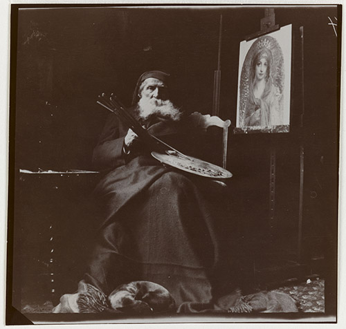 Gabrielle Hébert (1853-1934), Ernest Hébert en majesté, 22 avril 1908. Aristotype à la gélatine, 9,3 x 9,5 cm. Paris, musée national Ernest Hébert. © photo : Musée d’Orsay, dist. GrandPalaisRmn / Alexis Brandt.