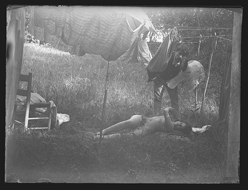 Gabrielle Hébert (1853-1934), Le peintre pensionnaire Alexis Axilette et son modèle Elvira dans le Bosco de la Villa Médicis, octobre 1888. Négatif au gélatino-bromure d’argent sur plaque de verre, 9 x 12 cm. La Tronche, musée Hébert. © musée Hébert, Département de l’Isère.