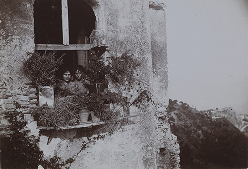 Gabrielle Hébert (1853-1934), Femmes à la fenêtre, Taormine (Sicile), mai 1893. Aristotype à la gélatine, papier, H. 7,8 ; L. 11,4 cm. Paris, musée national Ernest Hébert. © photo : Musée d’Orsay, Dist. RMN-Grand Palais / Alexis Brandt.
