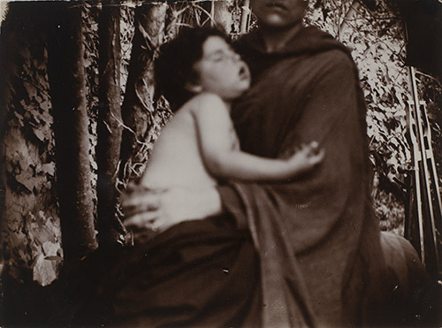 Gabrielle Hébert (1853-1934), Peppino Scossa endormi dans les bras de sa mère, 11 août 1888. Aristotype à la gélatine, 8,7 x 11,7 cm. Paris, musée national Ernest Hébert. © photo : Musée d’Orsay, Dist. GrandPalaisRmn / Alexis Brandt.