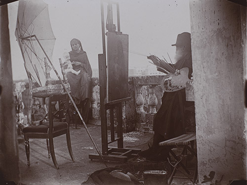 Gabrielle Hébert (1853-1934), Amalia Scossa et Ernest Hébert à sa peinture La Vierge au chardonneret sur la terrasse du campanile, vers 1891. Aristotype à la gélatine, 9,6 x 12,3 cm. Paris, musée national Ernest Hébert. © photo : Musée d’Orsay, Dist. GrandPalaisRmn / Alexis Brandt