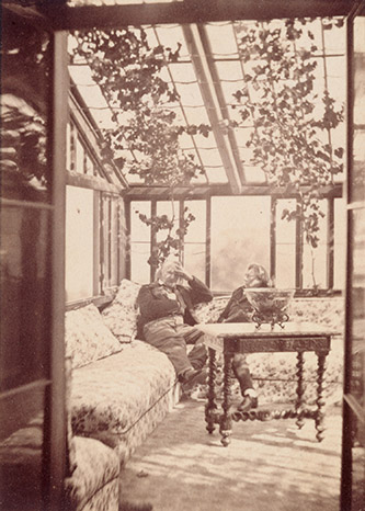 Charles Alexandre Leballeur-Villiers, Photographe, Victor Hugo et Hennet de Kesler dans le jardin d'hiver de Hauteville House à Guernesey. En 1860, 3e quart du 19e siècle. Maison de Victor Hugo - Hauteville House. CC0 Paris Musées / Maisons de Victor Hugo Paris-Guernesey.