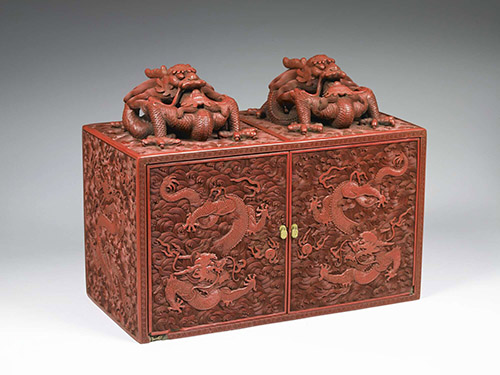 Boîte à décor de dragons et de nuages. Dynastie Qing (1644-1911). Laque rouge. Chine. N° inventaire Inv. 中漆000068. © Musée national du Palais, Taipei.
