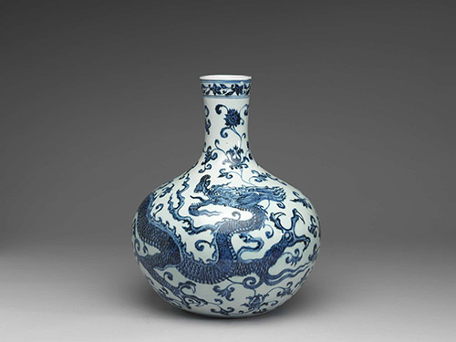 Vase en forme de sphère céleste à décor de dragon et de lotus. Dynastie Ming (1368-1644), règne de Yongle (1403-1424). Porcelaine bleu et blanc. Chine, Jingdezhen. N° inventaire Inv. 故瓷012547. © Musée national du Palais, Taipei.