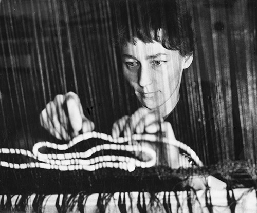 Magdalena Abakanowicz et son métier à tisser, 1966, Varsovie © Fondation Marta Magdalena Abakanowicz-Kosmowska et Jan Kosmowski, Varsovie, Pologne. Photo ©Jan Kosmowski.