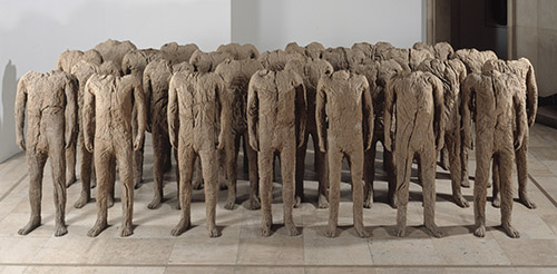 Magdalena Abakanowicz, La Foule V, 1995-1997, toile de jute et résine, CCØ Paris Musées / Musée d’art moderne de Paris. Avec l’autorisation de la Fondation Marta Magdalena Abakanowicz-Kosmowska et Jan Kosmowski, Varsovie, Pologne.