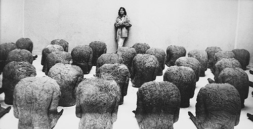 Magdalena Abakanowicz et son œuvre Dos à la Biennale de Venise, 1980,© Fondation Marta Magdalena Abakanowicz-Kosmowska et Jan Kosmowski, Varsovie, Pologne. Photo ©Jan Kosmowski.