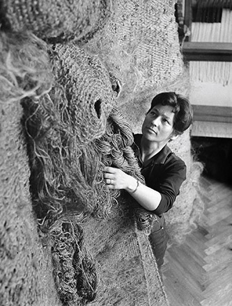 Magdalena Abakanowicz dans son atelier, 1960, Varsovie. © Fondation Marta Magdalena Abakanowicz-Kosmowska et Jan Kosmowski, Varsovie, Pologne. Photo ©Marek Holzman.