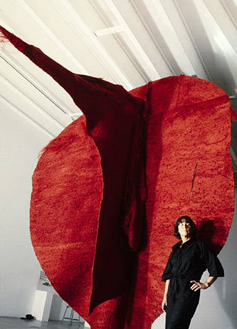 Magdalena Abakanowicz avec Abakan rouge à l’exposition du musée d’Art de Pasadena, Los Angeles, 1971 © Fondation Marta Magdalena Abakanowicz-Kosmowska et Jan Kosmowski, Varsovie, Pologne. Photo ©Jan Kosmowski.