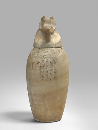 Vase canope. Vase égyptien en albâtre, daté de 332 à 664 de notre ère. Pendant la momification, les organes ôtés du corps sont placés dans quatre vases « canopes » déposés à proximité du sarcophage. Conservé au Musée du Louvre, Département des Antiquités égyptiennes. © GrandPalaisRmn(musée du Louvre) / Hervé Lewandowski.