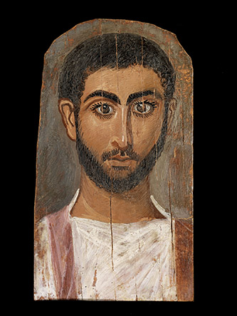 Portraitd’homme. Réalisés entre le 1eret le 3esiècle, les portraits peints dit «du Fayoum» (une région du centre de l’Egypte dans laquelle ils ont été beaucoup produits), sont réalisés du vivant de l’individu, pour être positionnés sur le sarcophage au niveau du visage. Celui-ci a été fait à Thèbes vers 250. Conservé au Musée du Louvre, Département des Antiquités égyptiennes. © Musée du Louvre, Dist. GrandPalaisRmn/ Georges Poncet.