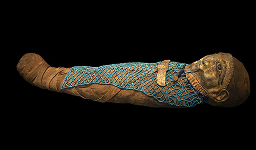 Nourrisson égyptien momifié. Enfant égyptien richement paré, à l’histoire inconnue, décédé vers l’âge de 6 à 9 mois, au 1er, 2e, ou 3e siècle avant notre ère. Conservé au Musée de l’Homme. © MNHN -J.-C. Domenech.